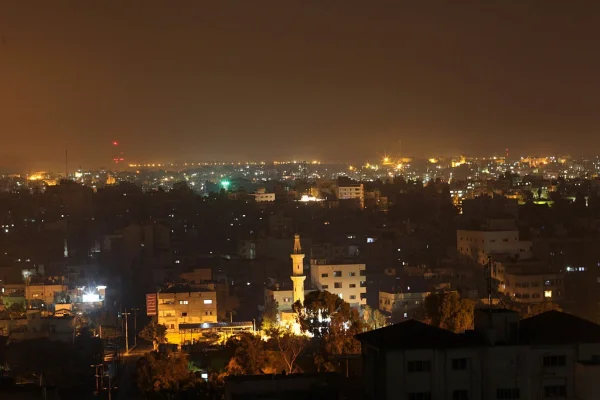 Míssil iraniano atinge cidade com instalação nuclear em Israel