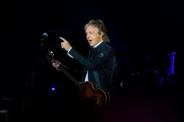 Paul McCartney cai no choro durante show em São Paulo