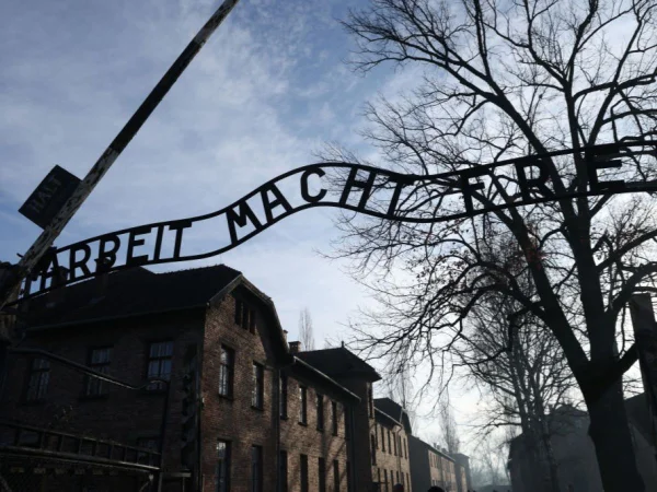 O notório slogan "Arbeit Macht Frei" ("O trabalho liberta") paira sobre a entrada do antigo campo de concentração de Auschwitz I no 80º aniversário da libertação do campo em 27 de janeiro de 2025 em Oswiecim, Polônia - Metrópoles