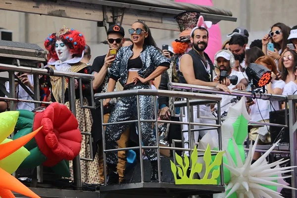 Anitta faz show relâmpago e pede desculpas na parada gay de São Paulo