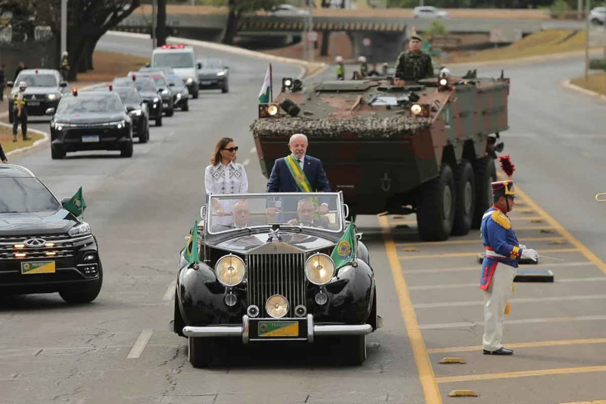 Presidente Lula e a primeira-dama Janja durante desfile Presidente Lula e a primeira-dama Janja durante desfile