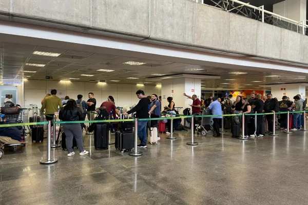 Fila no Aeroporto de Brasília devido a voos cancelados