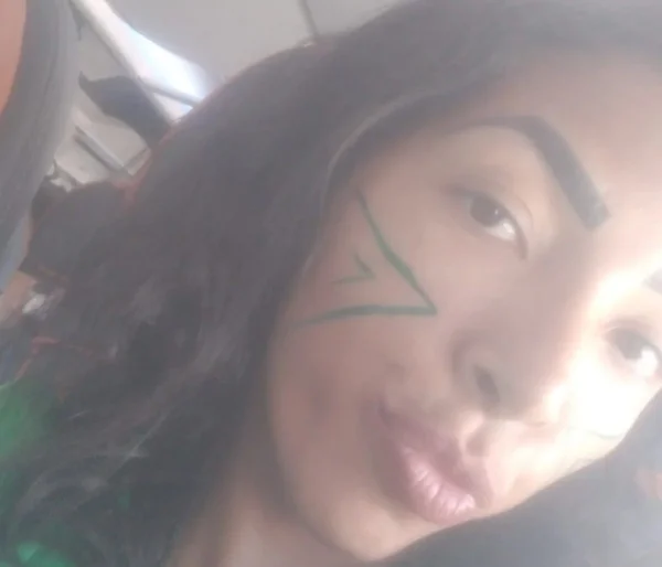 mulher com pintura no rosto