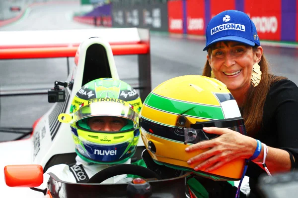 Foto colorida de Viviane Senna e Hamilton em homenagem a Ayrton Senna em Interlagos, antes do GP de São Paulo de Fórmula 1 2024 - Metrópoles