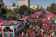 Multidão caminha junto ao caixão de Ali Khamenei Multidão caminha junto ao caixão de Ali Khamenei