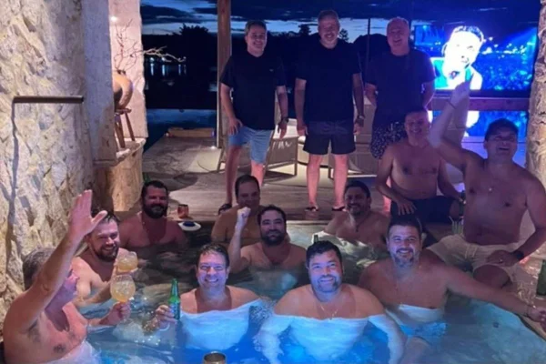 O advogado Willer Tomaz (centro, com punho em riste) reunido com políticos em um rancho, em Planaltina. Atrás dele estão Elmar Nascimento e Juscelino Filho. Sentado no canto direito da foto, está Weverton Rocha (com o dedo em riste). Em pé, no centro e ao fundo, estão Arthur Lira e Paulo Azi