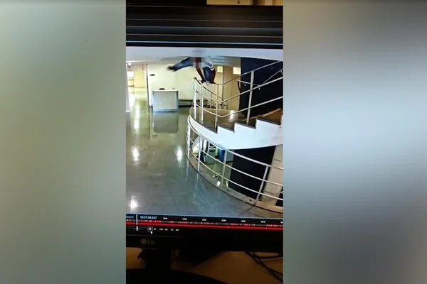 Adolescente tenta fugir de fórum após ouvir sentença. Veja vídeo