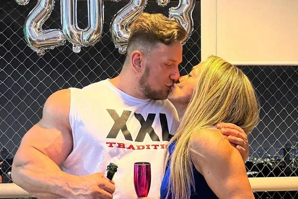 Foto colorida de Christian Figueiredo e Viviane Torres abraçados e se beijando - Metrópoles