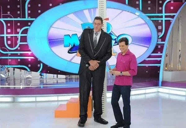 Homem mais alto do Brasil marca cirurgia para amputar perna