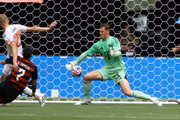 Ex-lateral atuou ao lado de Nuer no Bayern de Munique. Ex-lateral atuou ao lado de Nuer no Bayern de Munique.