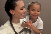 Bruna Biancardi e Mavie posam sorridentes