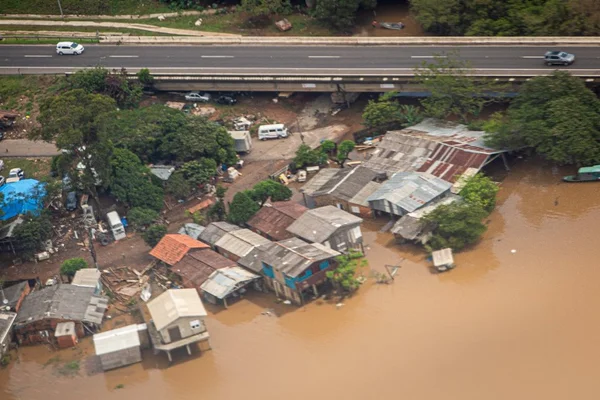 Imagem colorida mostra enchente em Porto Alegre após chuvas - Metrópoles