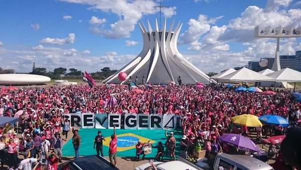 Professores não se intimidam com multa de R$ 400 mil e mantêm greve