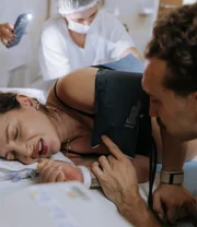 Léo Ortiz dá apoio à esposa, Maitê Lo Sardo, durante o nascimento da filha