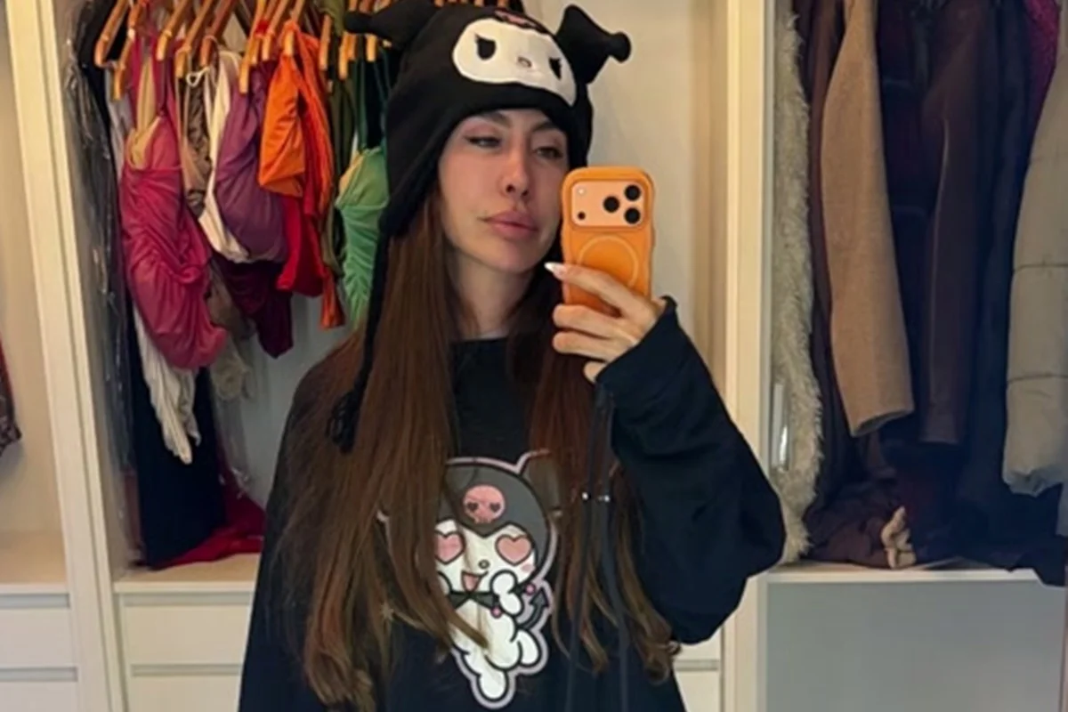 Jaque Khury faz selfie no espelho Jaque Khury faz selfie no espelho