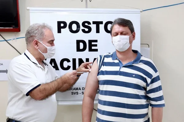 Marcelo Queiroga vacina Tarcísio Gomes de Freitas contra a Covid