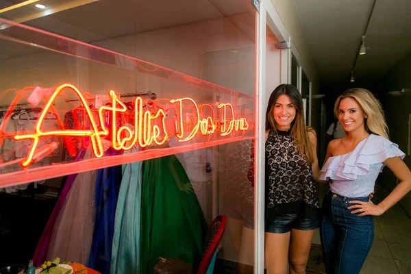 Ateliê Das Duas aposta em coleção para madrinhas