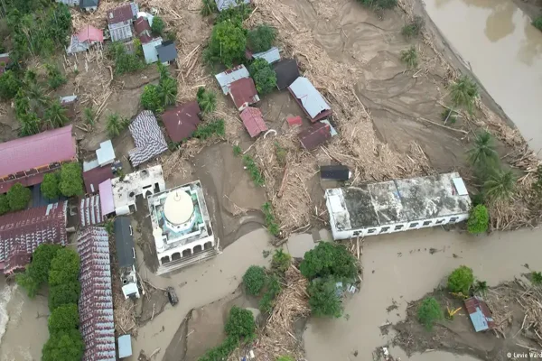 Imagem colorida de destruição na Indonésia após tempoestades. 900 morreram
