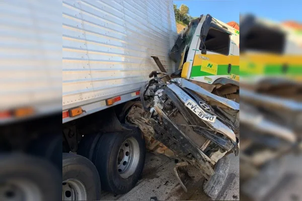 Acidente entre carro e caminhão mata mulher e deixa homem ferido na BR-381