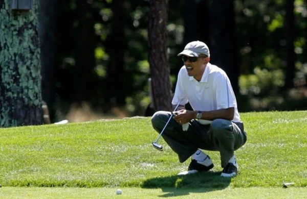 Obama malha em academia e joga golfe no primeiro dia de férias