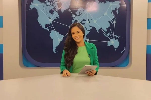 Mulher de cabelo preto e roupa verde - Metrópoles