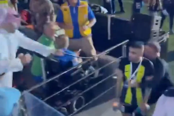 Foto colorida de torcedor do Al-Ittihad chicoteando atleta após derrota para o Al-Hilal - Metrópoles