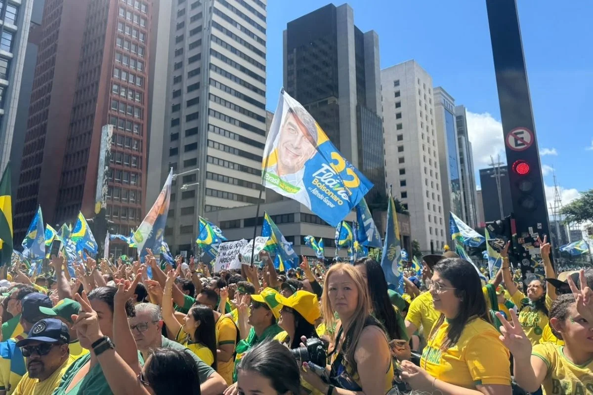 Flávio Bolsonaro chega na Avenida Paulista e cumprimenta apoiadores em ato - imagem 3 Flávio Bolsonaro chega na Avenida Paulista e cumprimenta apoiadores em ato - imagem 3