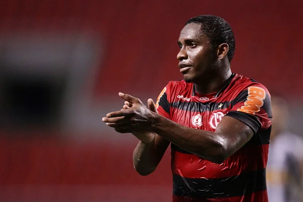 Imagem colorida de Willians com a camisa do Flamengo - Metrópoles