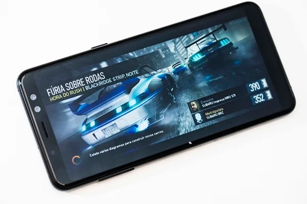 O Galaxy A8 tem tecnologia Super AMOLED, a tela possui 5.6” e é Full HD+ O Galaxy A8 tem tecnologia Super AMOLED, a tela possui 5.6” e é Full HD+