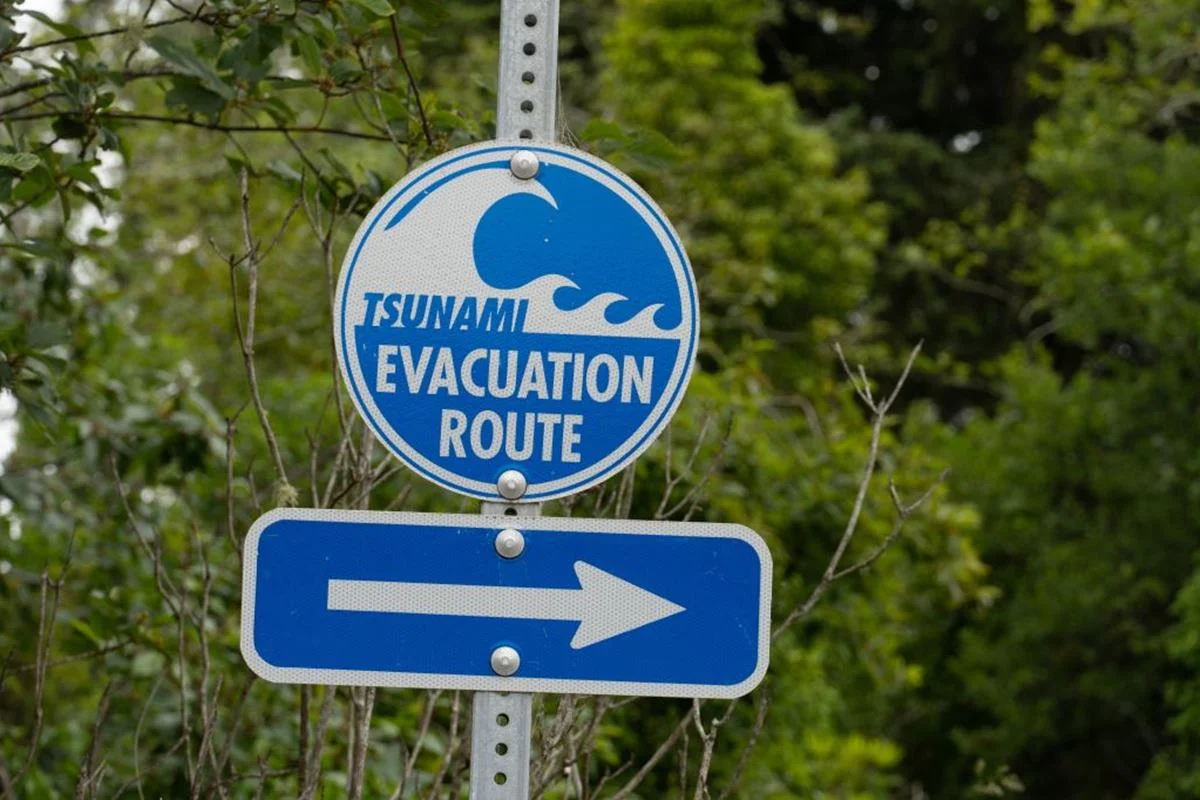 Imagem colorida de placa sobre rota para fuga de tsunami