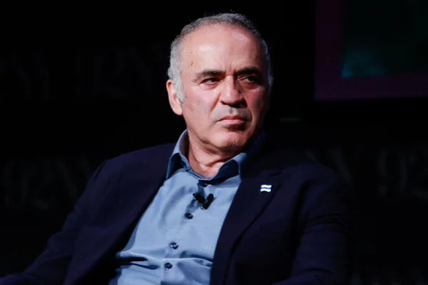 Imagem colorida do ex-campeão mundial de xadrez Garry Kasparov - Metrópoles