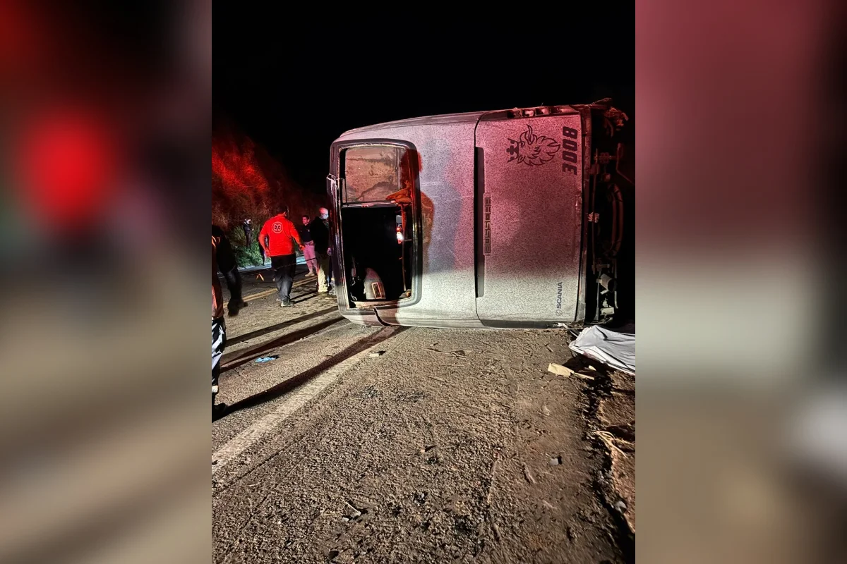 Ônibus de turismo ficou destruído após tombar na BR-262, no Espírito Santo; três pessoas morreram Ônibus de turismo ficou destruído após tombar na BR-262, no Espírito Santo; três pessoas morreram