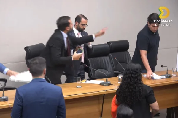 deputados brigando em CCJ da CLDF