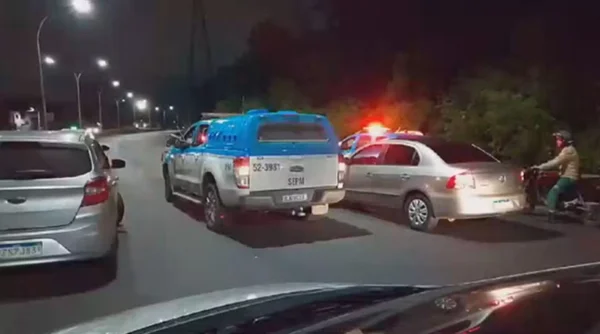 Bandidos fazem arrastão e trocam tiros com policiais na Linha Vermelha