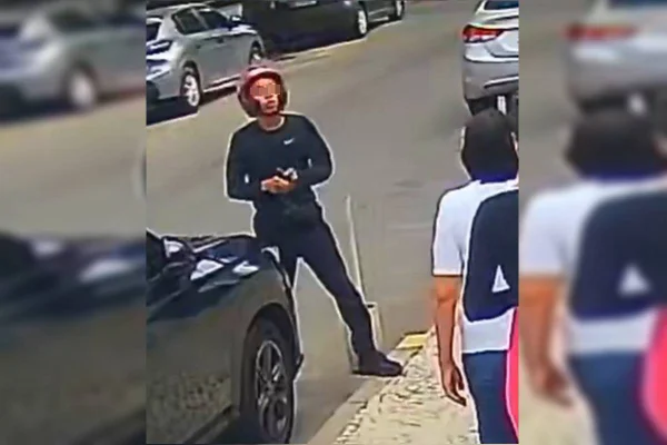 Ladrão é agredido após tentar assaltar família com arma falsa