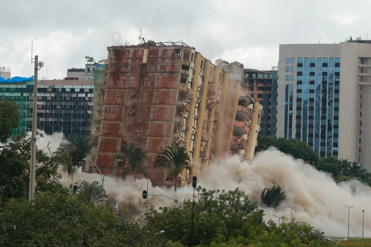 Foram emitidos três alertas sonoros escalonados, por uma viatura do CBMDF, às 9h57, 9h58 e 10h, com início da detonação logo após o último alerta Foram emitidos três alertas sonoros escalonados, por uma viatura do CBMDF, às 9h57, 9h58 e 10h, com início da detonação logo após o último alerta