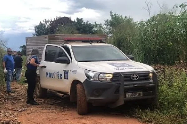 Homem é encontrado morto com mãos amarradas em área de mata