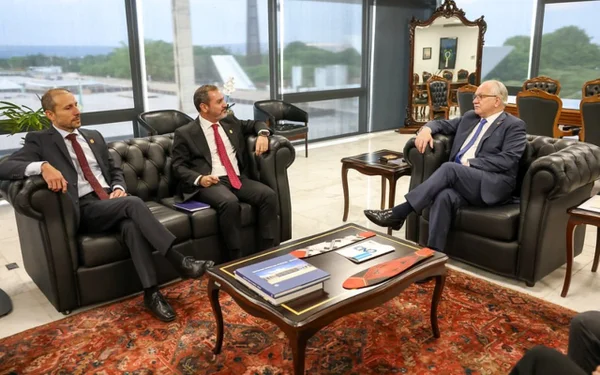 Diretor-geral da PF, Andrei Rodrigues e presidente do STF, Edson Fachin, em reunião na Corte