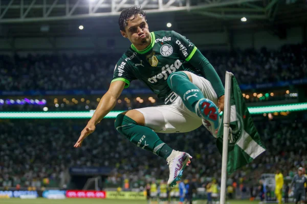 Raphael Veiga chutando bandeira de escanteio - Metrópoles