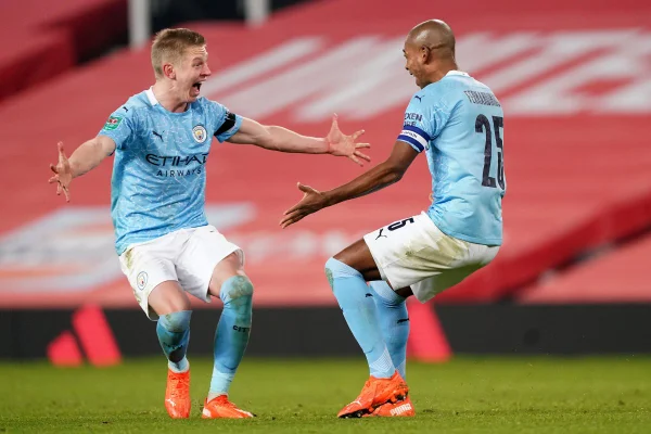Com gol de Fernandinho, City bate United e está na final da Copa da Liga Inglesa