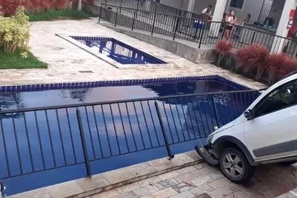 Carro invade área de lazer em condomínio de João Pessoa