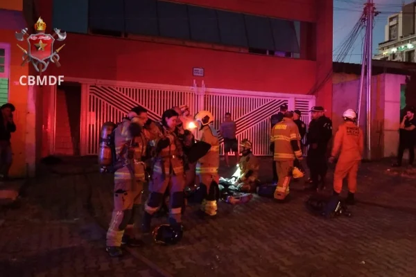 Bombeiros resgatam jovem de apartamento em chamas em Taguatinga