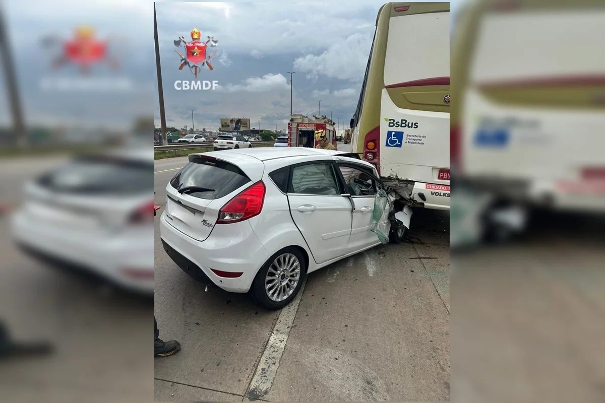 Via Estrutural é parcialmente interditada após colisão entre carro e ônibus Via Estrutural é parcialmente interditada após colisão entre carro e ônibus