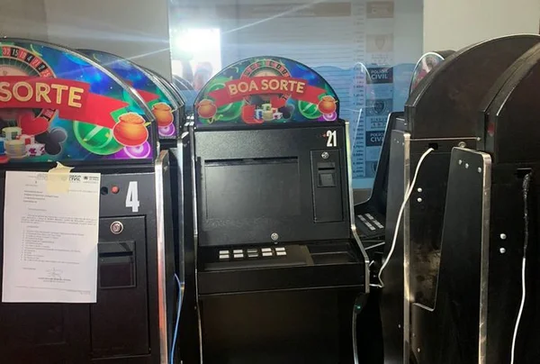 Imagem colorida mostra máquinas caça-níquel que estavam em cassino ilegal em João Pessoa (PB) - Metrópoles