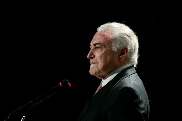 Temer negocia proposta alternativa para aposentadoria de servidores