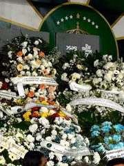 Coroas de flores enviadas ao velório de Arlindo Cruz