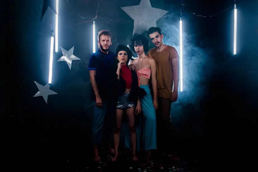 <b>Rosa Neon</b> — Formada por Luiz Gabriel Lopes (Graveola), Mariana Cavanellas, Marina Sena (A Outra Banda da Lua) e Marcelo Tofan, artistas já conhecidos na cena independente mineira e brasileira por seus trabalhos solo e outros projetos. O grupo já lançou dois singles, "Fala Lá Pra Ela" e "Estrela do Mar" <b>Rosa Neon</b> — Formada por Luiz Gabriel Lopes (Graveola), Mariana Cavanellas, Marina Sena (A Outra Banda da Lua) e Marcelo Tofan, artistas já conhecidos na cena independente mineira e brasileira por seus trabalhos solo e outros projetos. O grupo já lançou dois singles, "Fala Lá Pra Ela" e "Estrela do Mar"