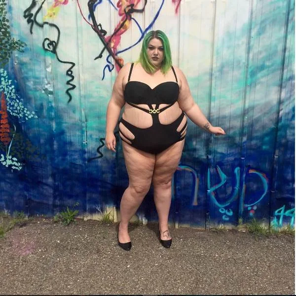 Blogueira responde a comentários maldosos com fotos de maiô