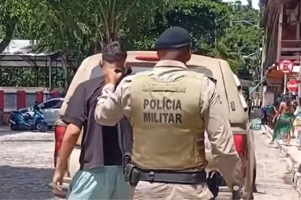 Foto colorida de israelense preso após confusão em ato pró-palestina em Itacaré (BA) - Metrópoles