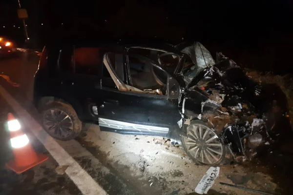 carro destroçado
